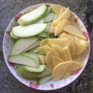 茭瓜土豆片的做法 步骤1