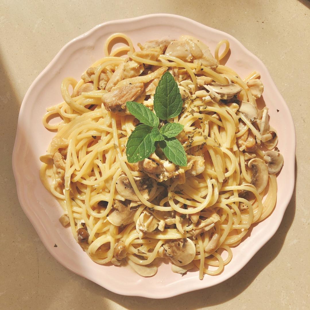 白蘑菇奶油培根意面