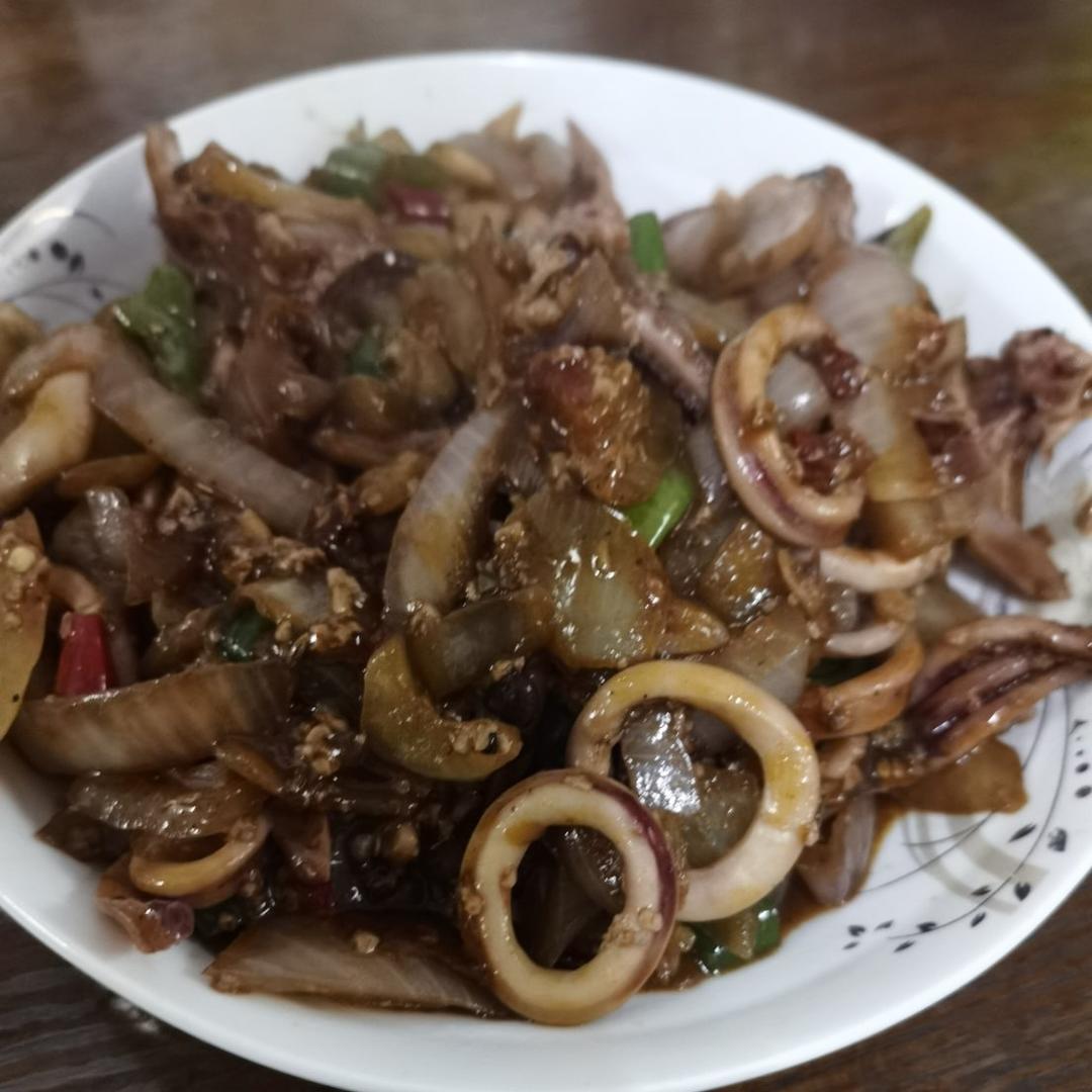 爆炒鱿鱼洋葱青椒，酱爆鱿鱼