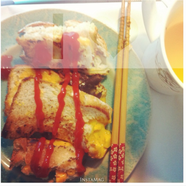 鸡蛋火腿藏在吐司里