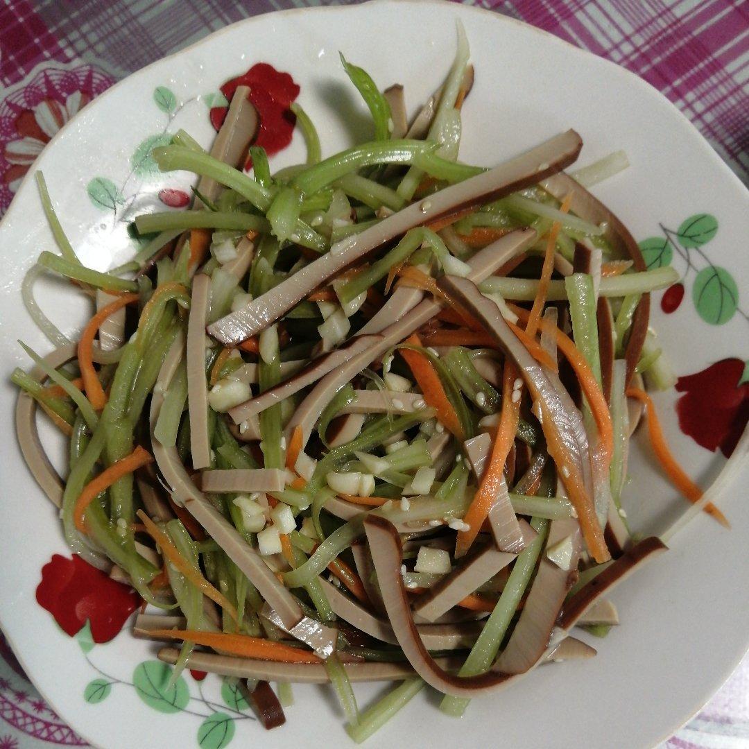 凉拌西芹丝——过节清肠减脂菜