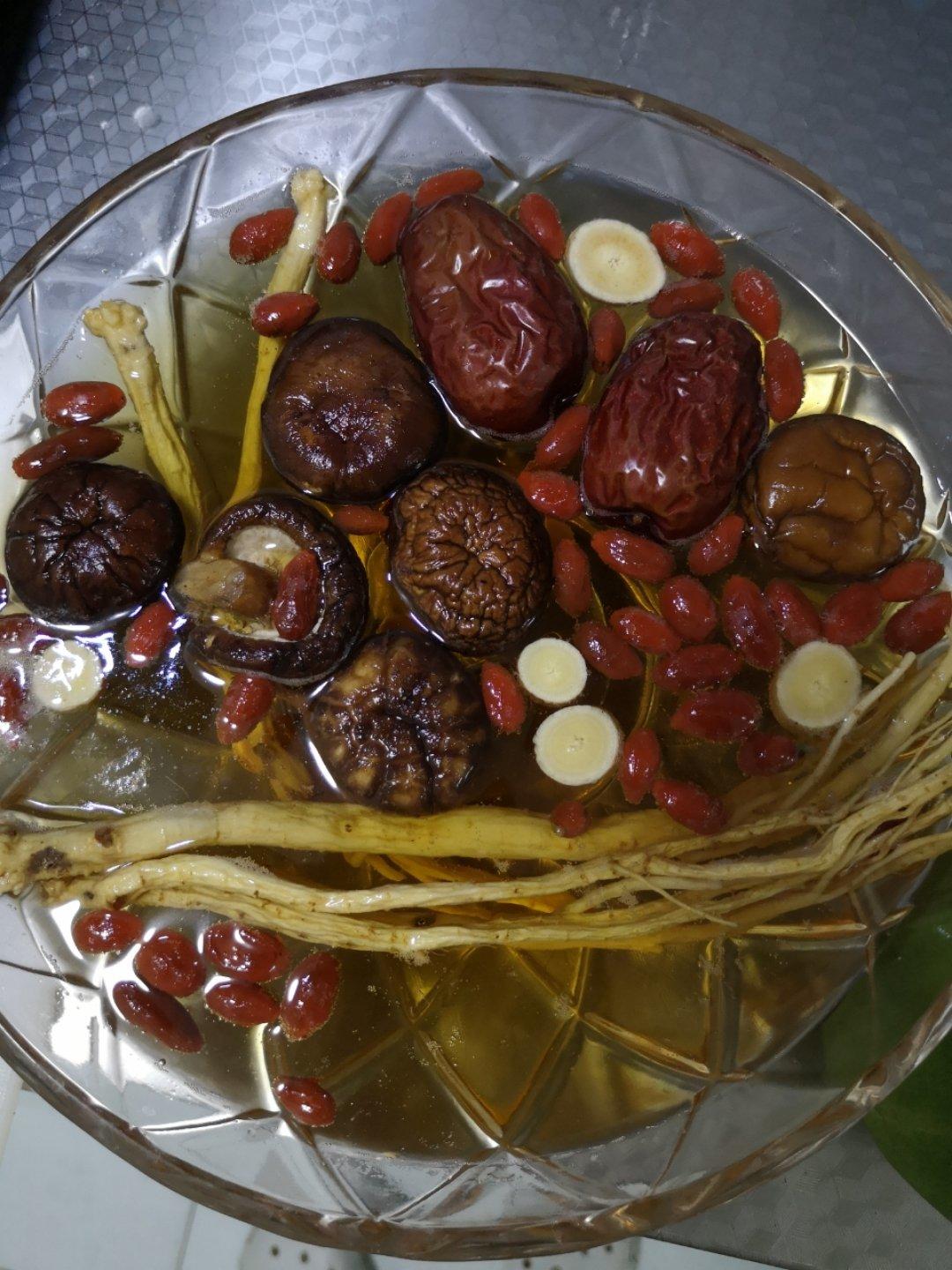 炖鸡汤(党参、当归、红枣、枸杞、香菇)