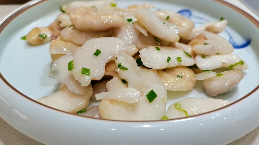 菱角还能这样吃--葱油菱角的做法
