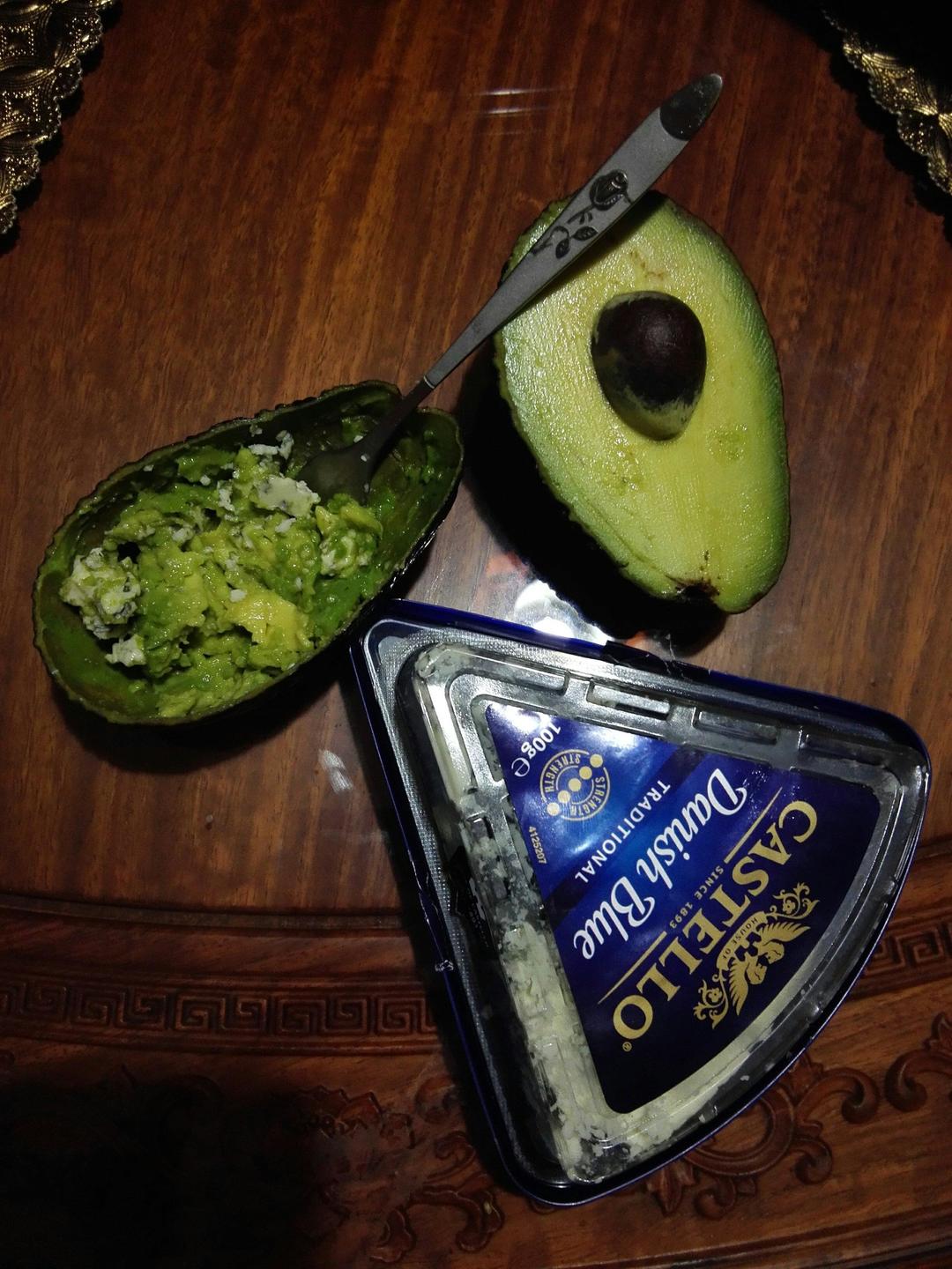 牛油果拌蓝波奶酪