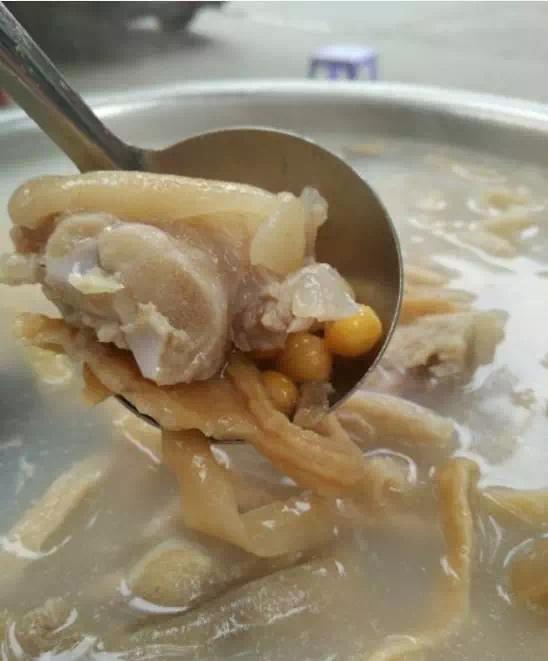 干豌豆煨猪蹄汤的做法