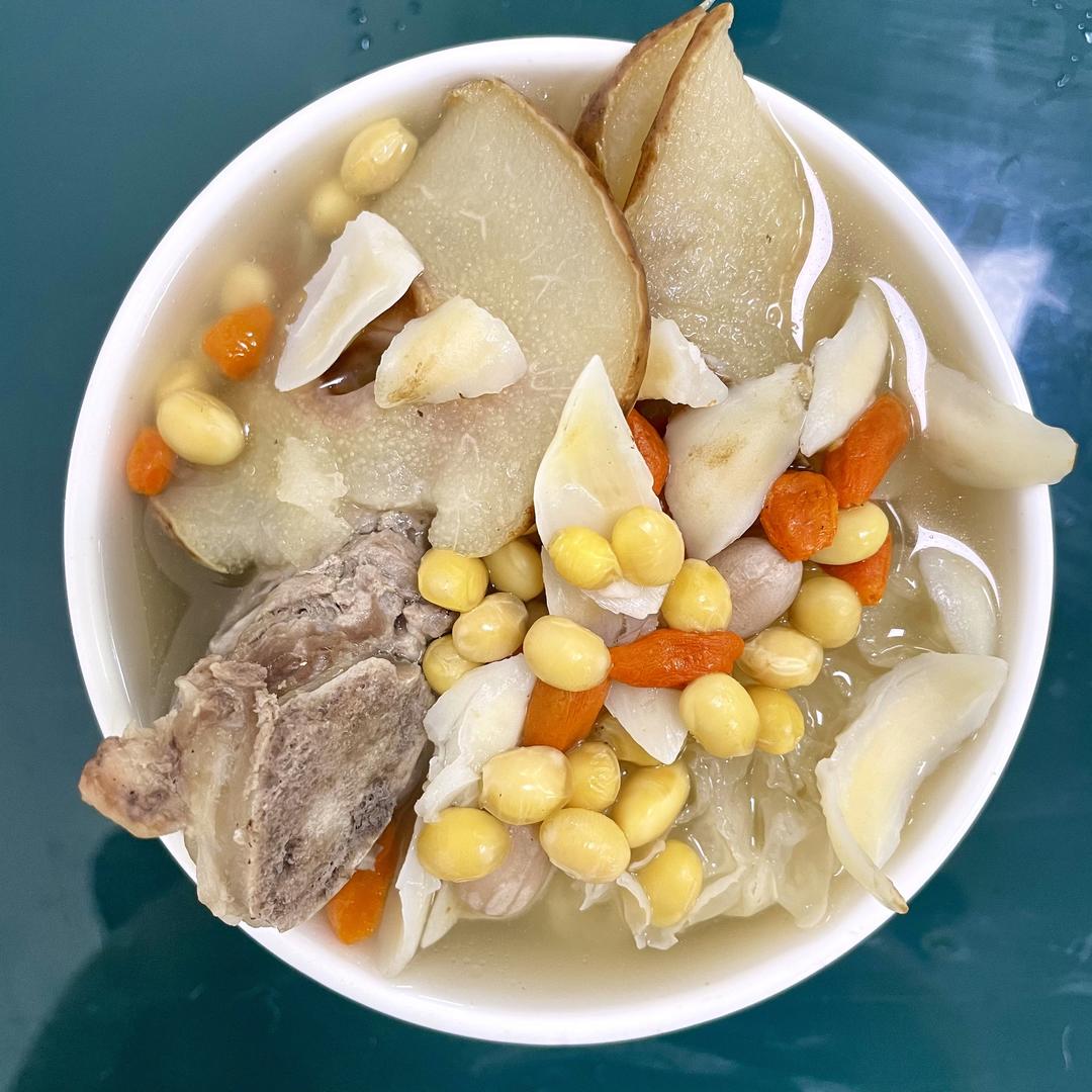 雪梨干银耳百合汤