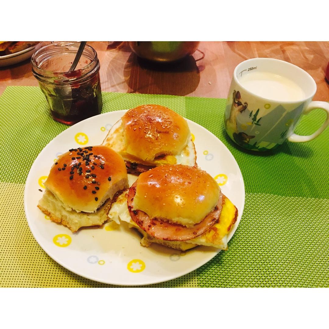 大人小孩都爱不释口的【蜂蜜牛奶小餐包】