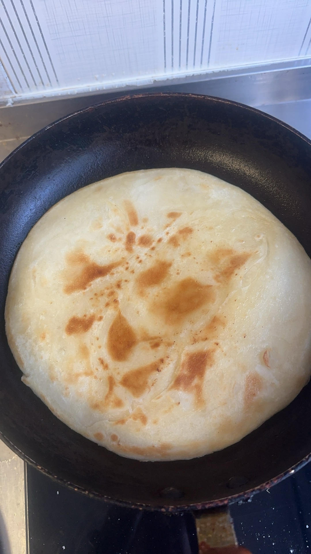 烙饼不硬的小窍门 掌握了你也能看出柔软多层凉了不硬的小油饼