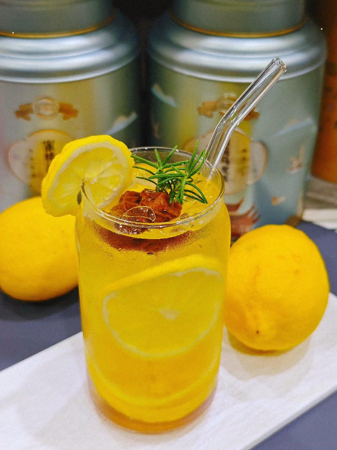 夏日特调之话梅蜜桃乌龙柠檬茶
Preserved Plum Peach Oolong Lemon Tea