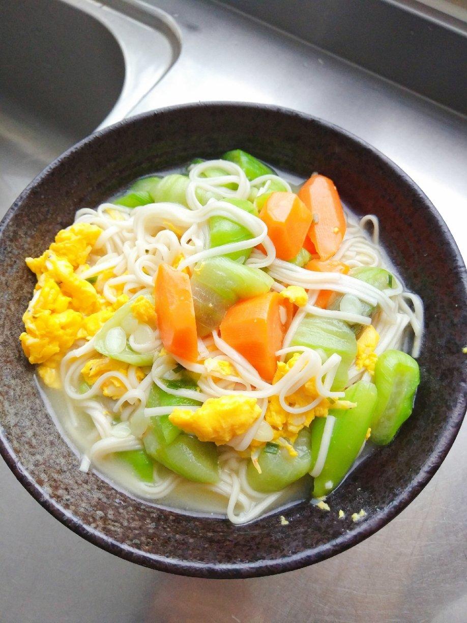 简单营养的丝瓜鸡蛋面条