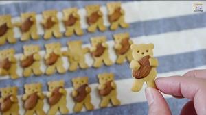 Rugby Football Bear Biscuits 抱杏仁儿的小熊饼干（还可以制作可烘焙的M&M豆版本）by あっ、 妄想的做法 步骤17