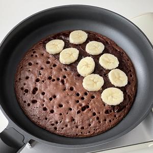 一口平底锅搞定✨松软可口🍫香蕉巧克力松饼的做法 步骤8