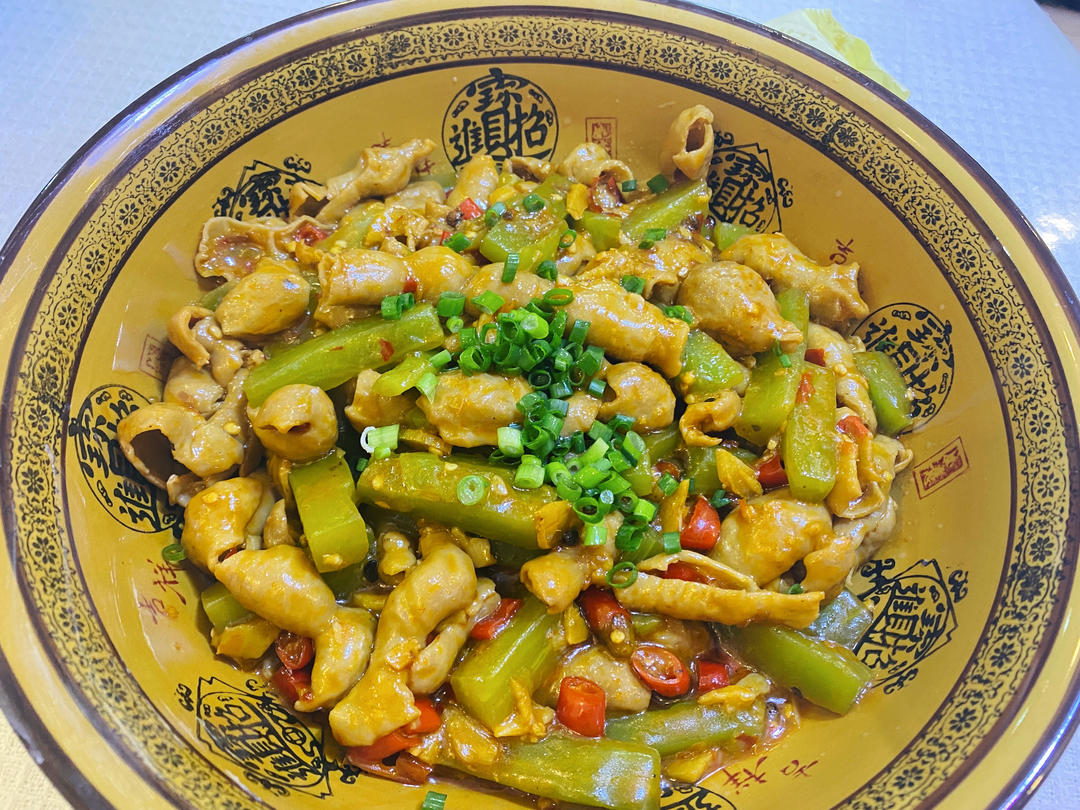 厨师长教你：“青笋烧肥肠”的家常做法，味道香醇软嫩可口