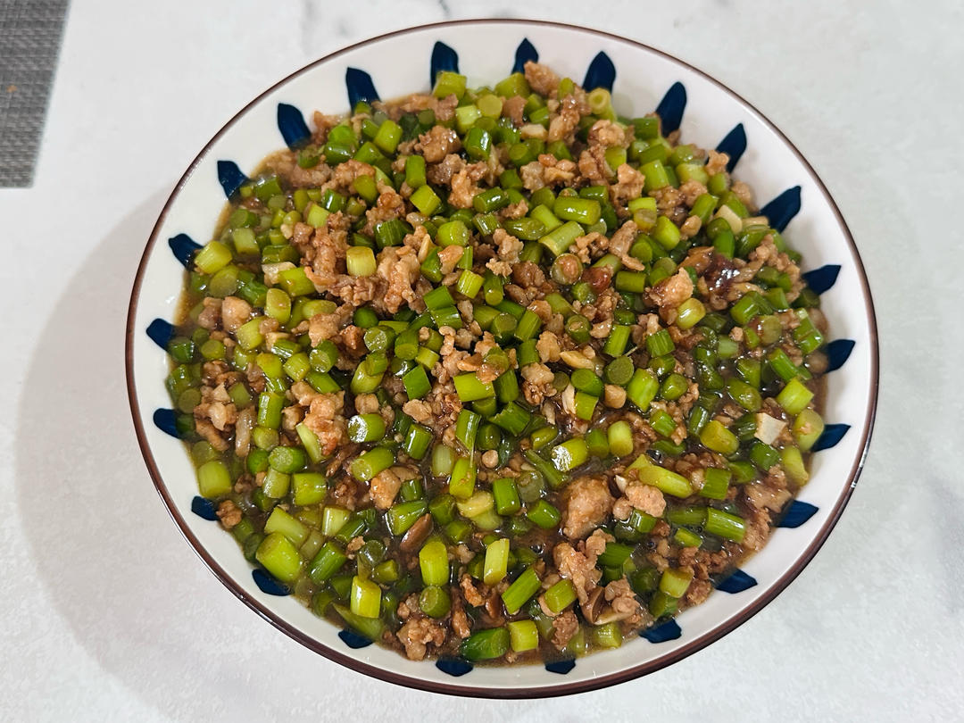 下饭神器蒜苔粒炒肉碎