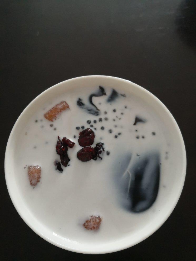 椰汁鲜果黑凉粉