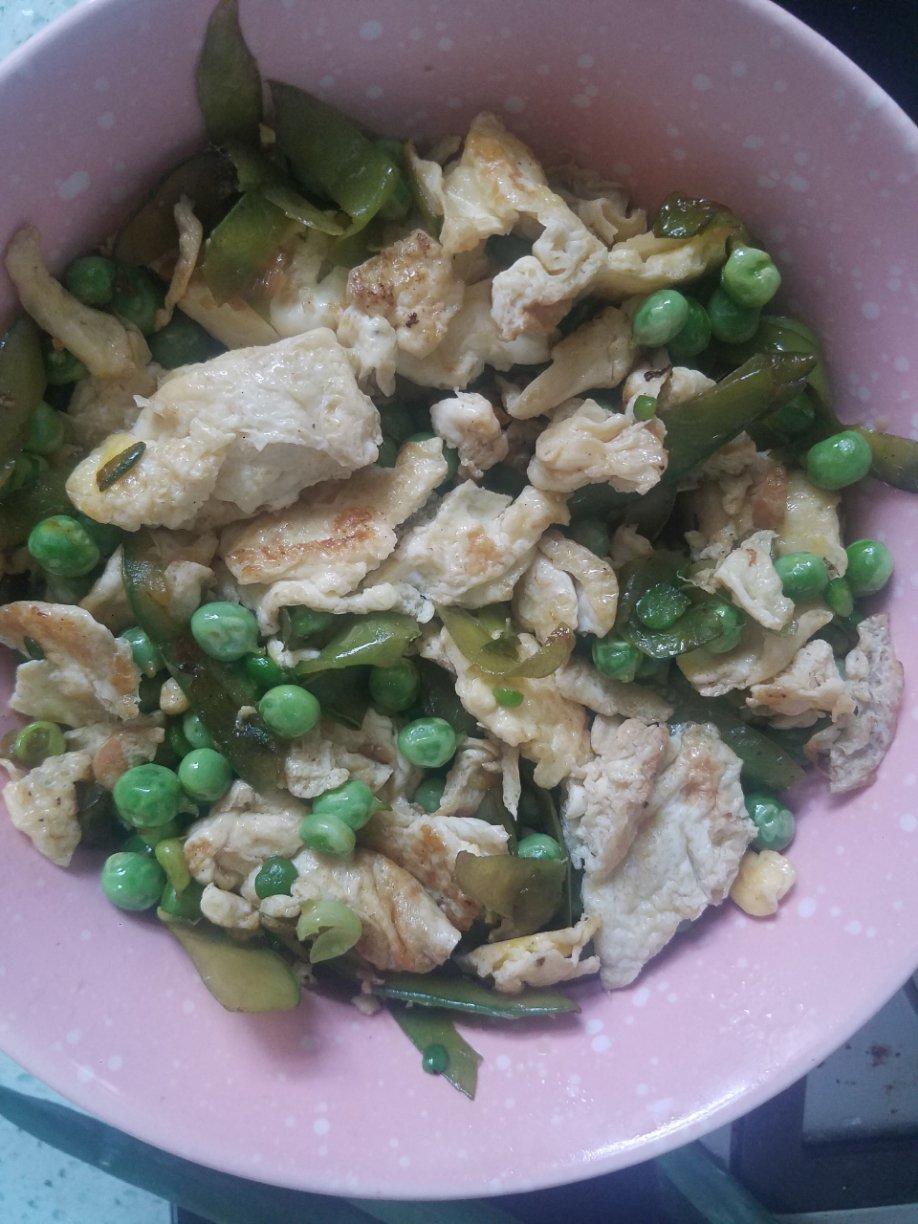 带豆荚的豌豆炒鸡蛋更美味
