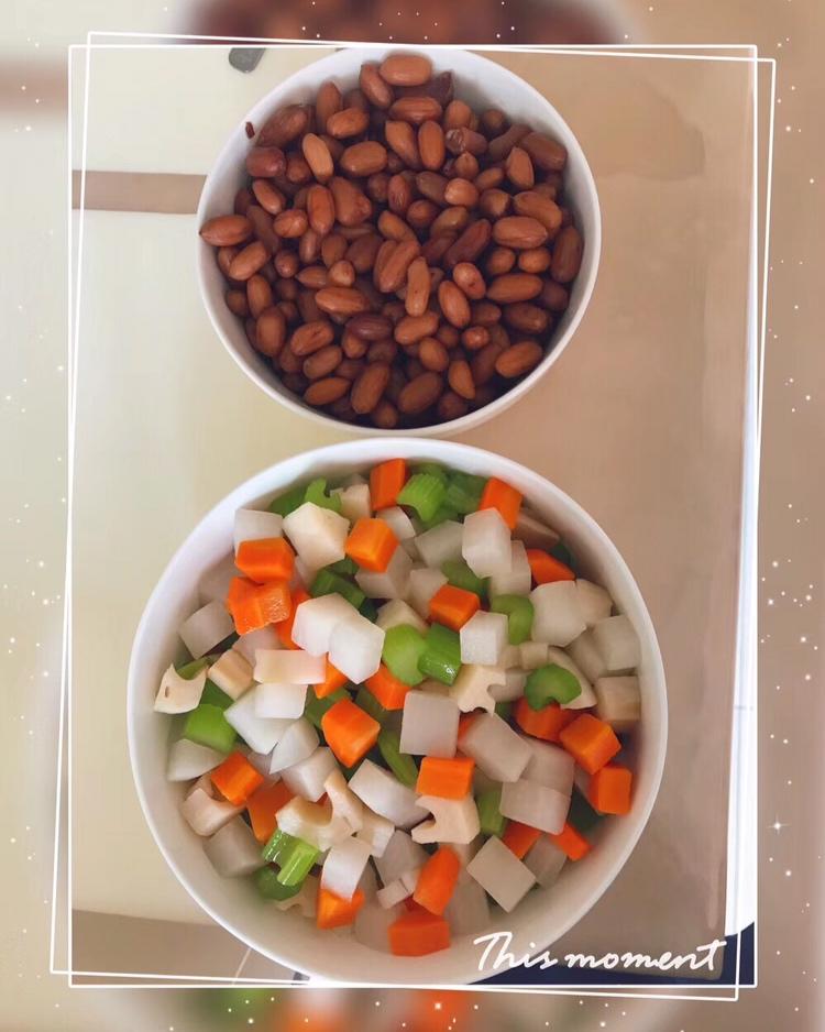 凉拌芹菜花生米胡萝卜