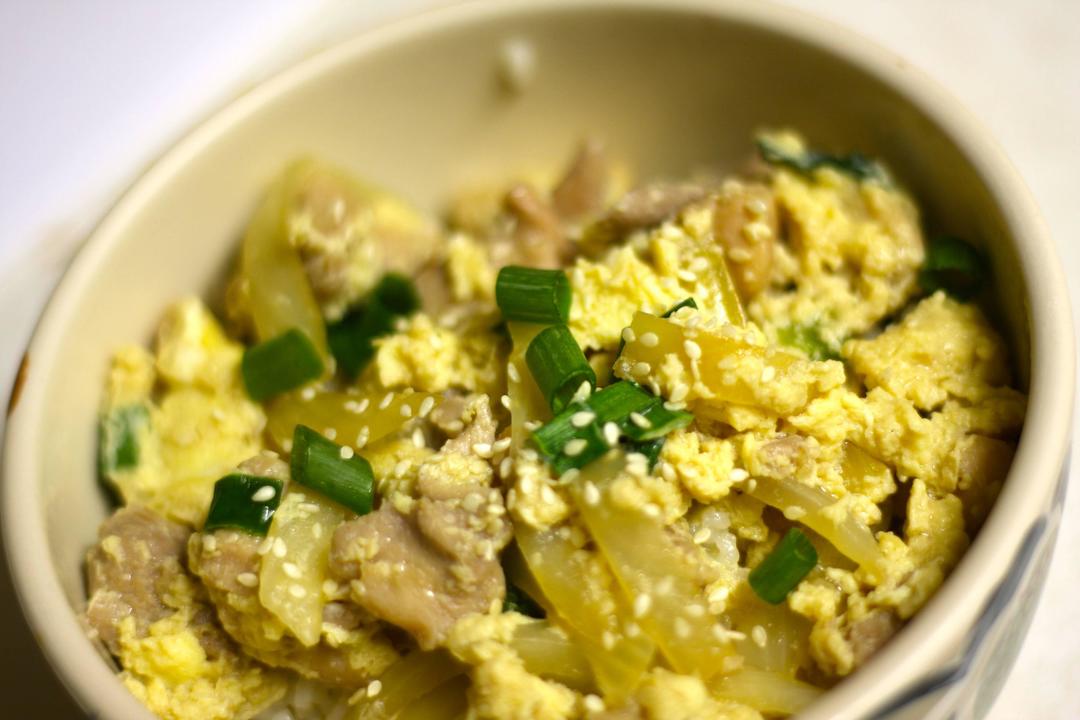 世人亲切地称呼它为【亲子丼】