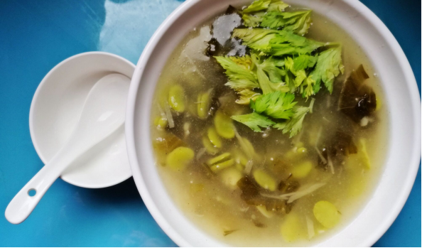 看上去不咋地，其实特鲜美丨酸菜蚕豆汤 · 圆满素食的做法