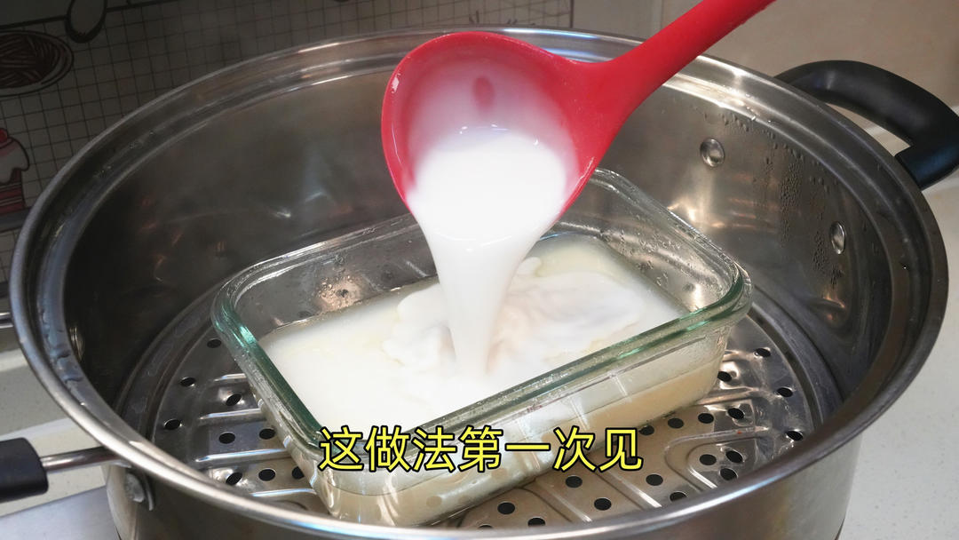 把红薯粉放锅里蒸一蒸，出锅就成福建特色美食，这做法第一次见的做法