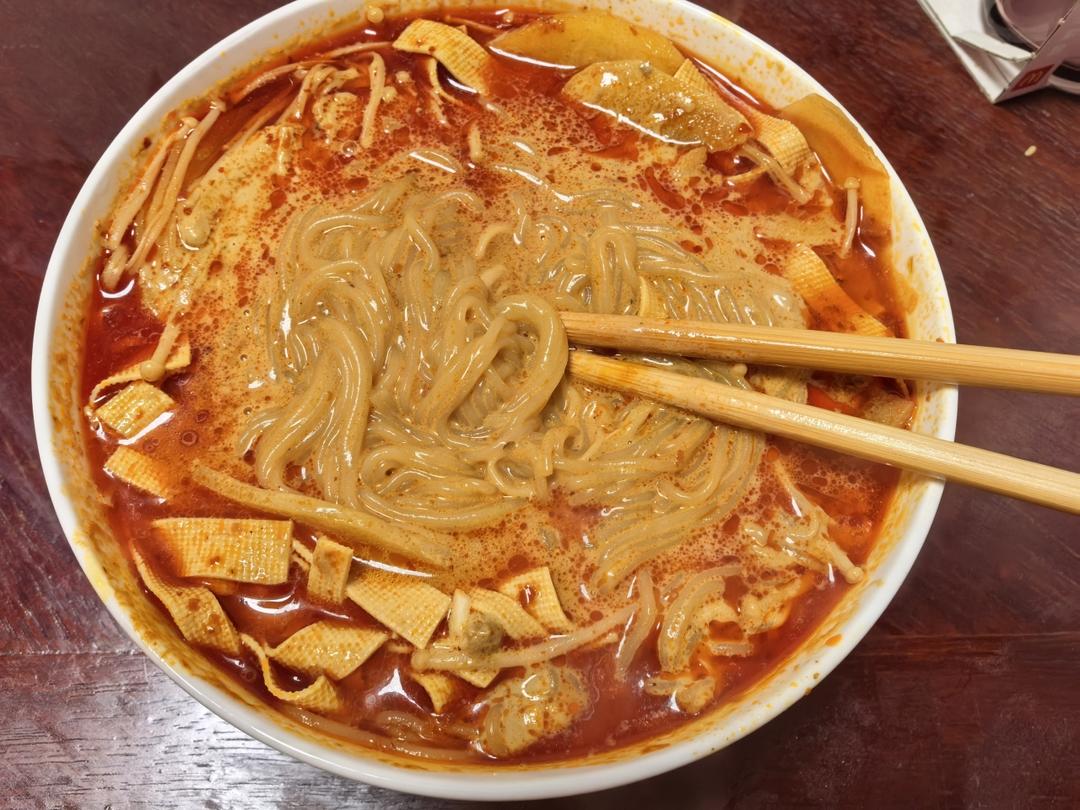 在家自己做的麻辣烫，太香了！！！