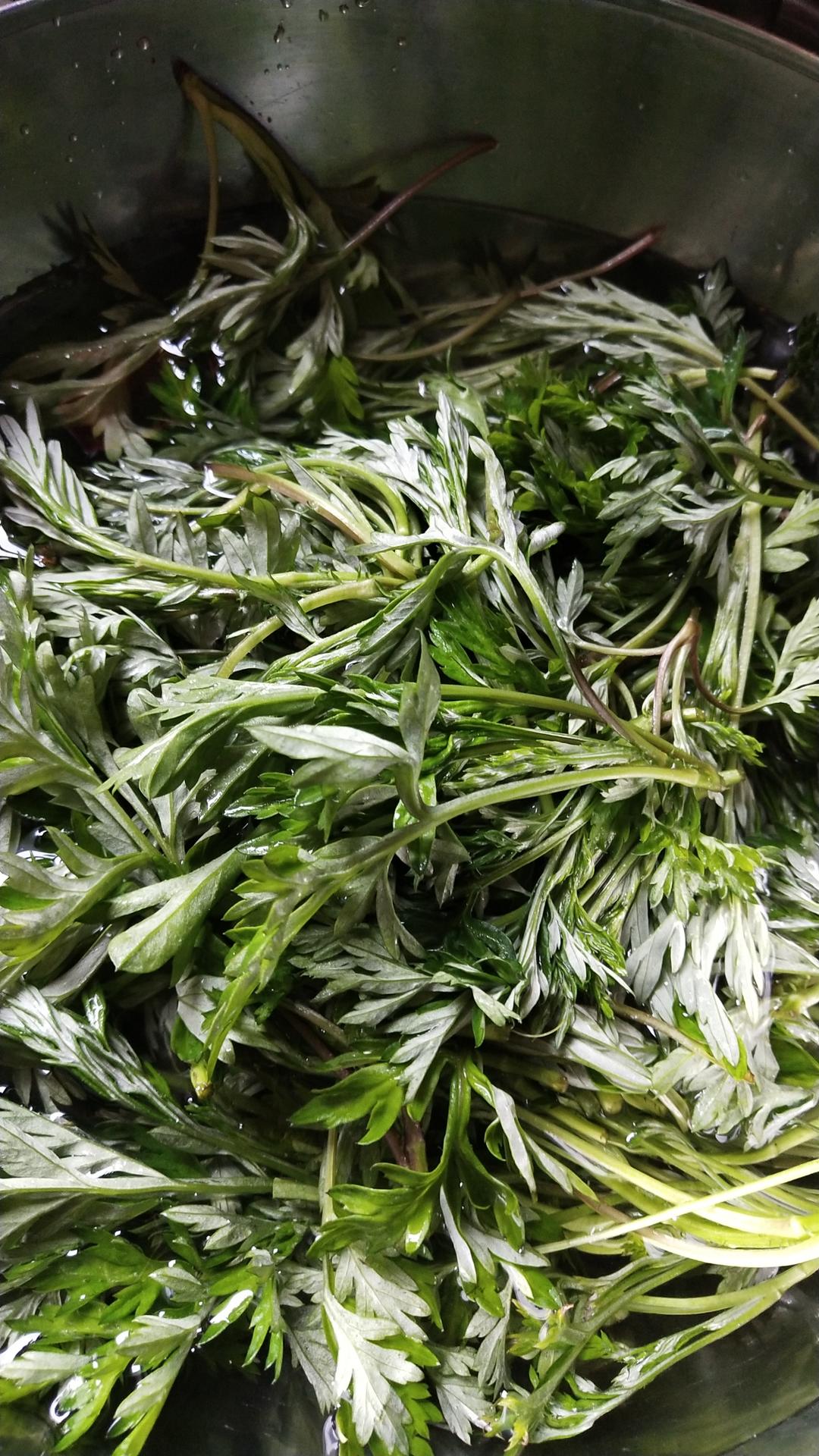 每年都会去采点做社饭和青团苗家社饭的做法野蒿菜1把野葱1把糯米500