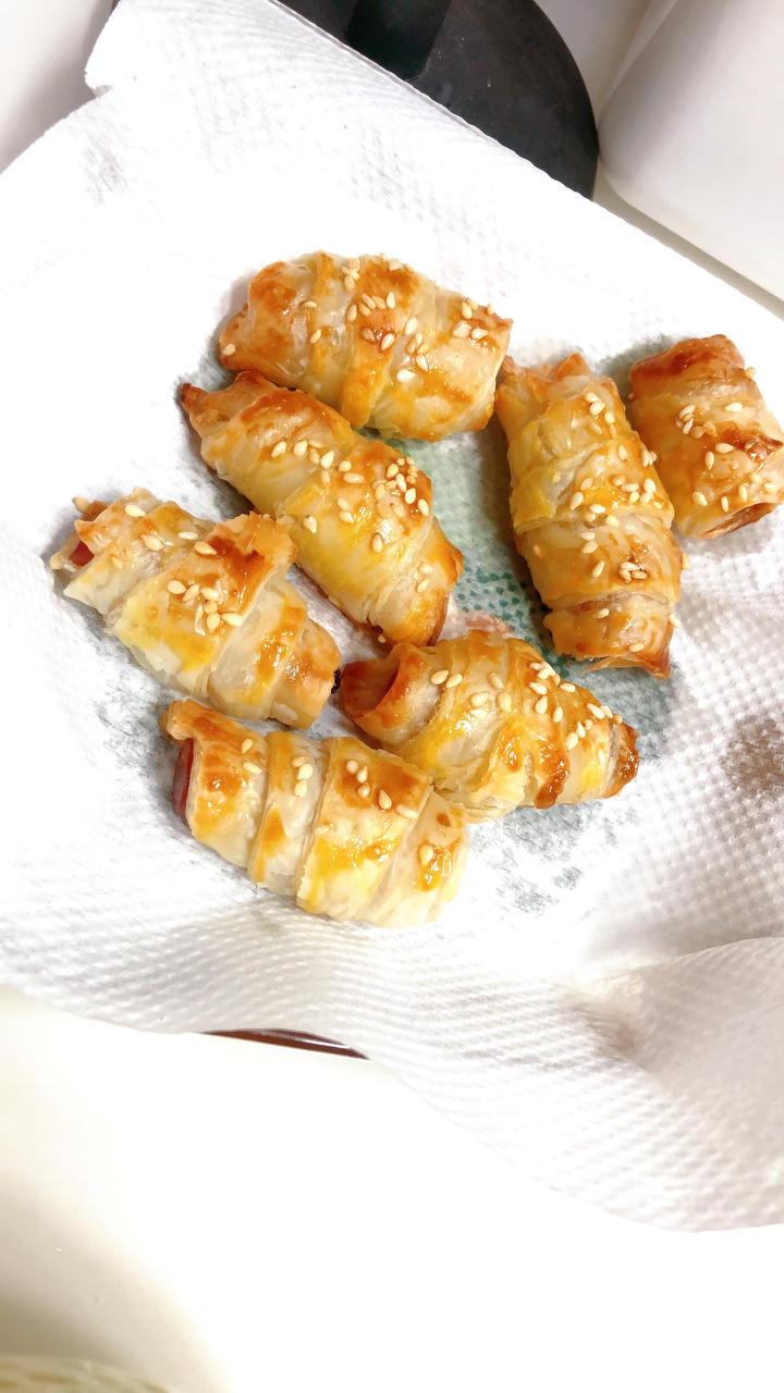 香肠酥皮卷：手抓饼皮还能这样吃，不用和面快速搞定早餐