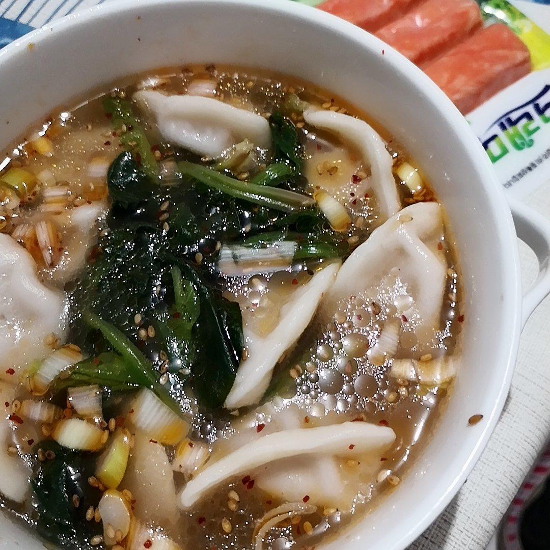 省时又便捷，没人能抗拒这碗酸汤水饺！🥟