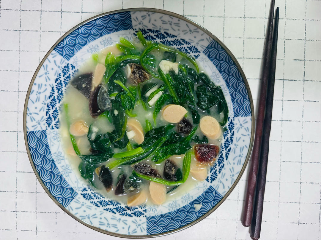 菠菜豆腐皮蛋汤：碱性菜