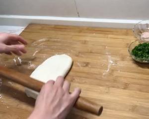一根筷子压出香葱花卷（小视频食谱）的做法 步骤10