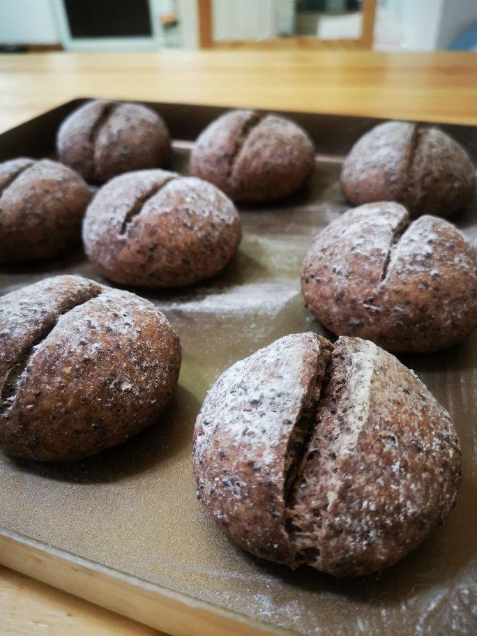 减脂期最爱奇亚籽全麦面包，奇亚籽富含丰富Omega-3，营养丰富且高纤维饱腹感强