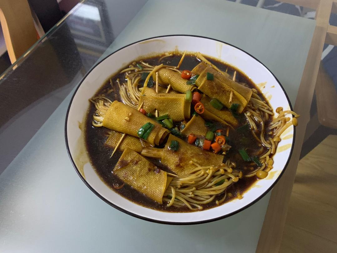 酱汁金针菇卷