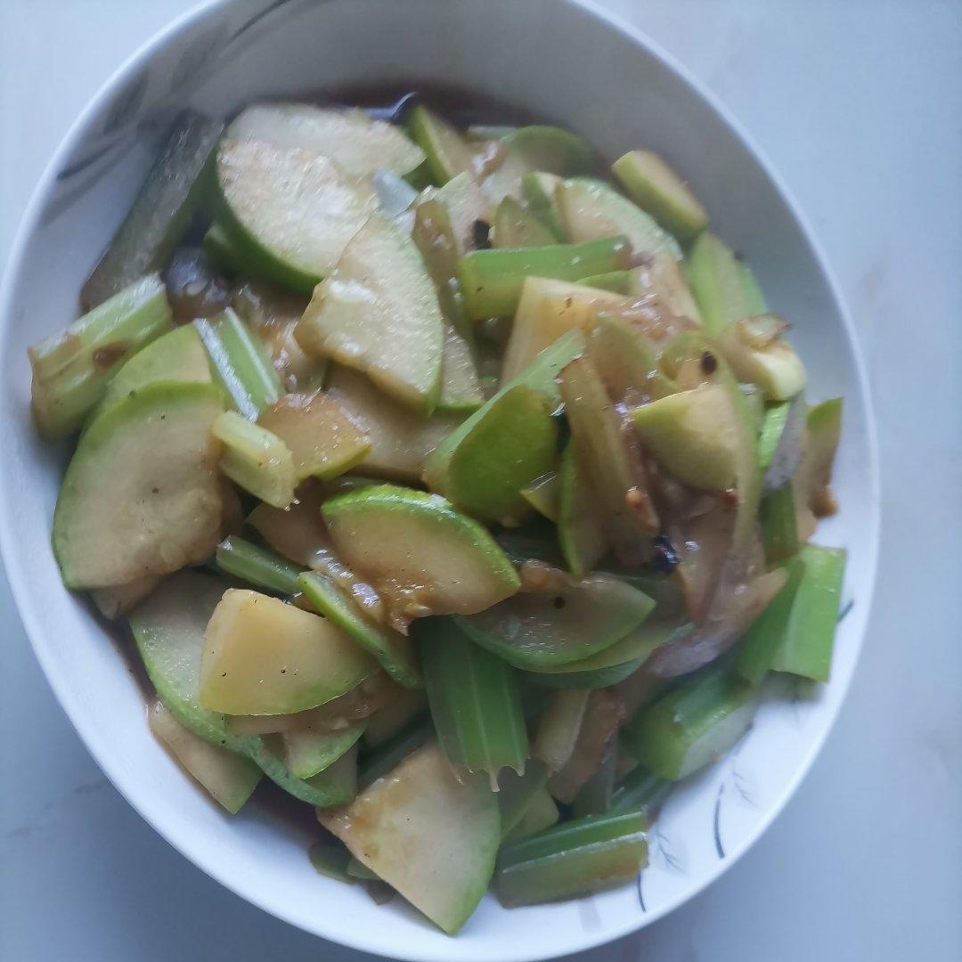西葫芦芹菜炒肉