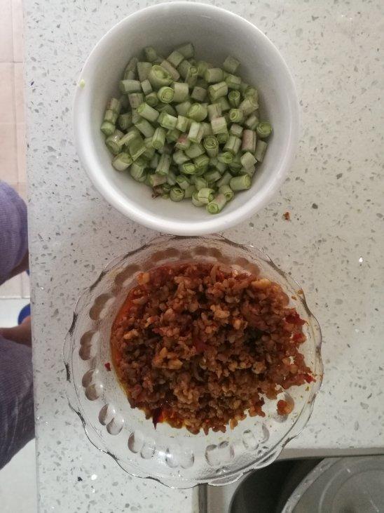 儿子能吃满满一碗饭的肉末豆角