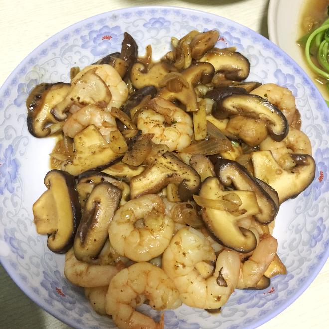 黑椒香菇炒虾仁的做法