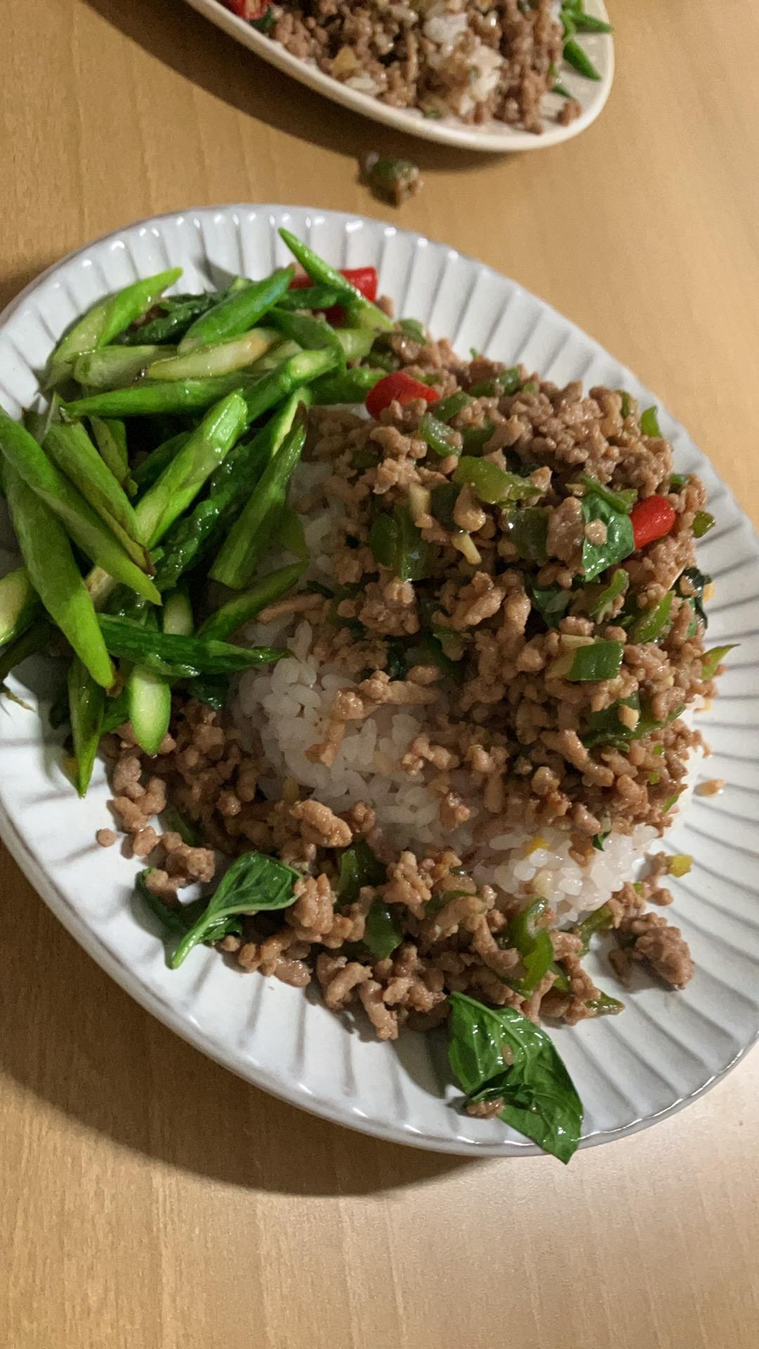 饭扫光—泰式金不换猪肉碎