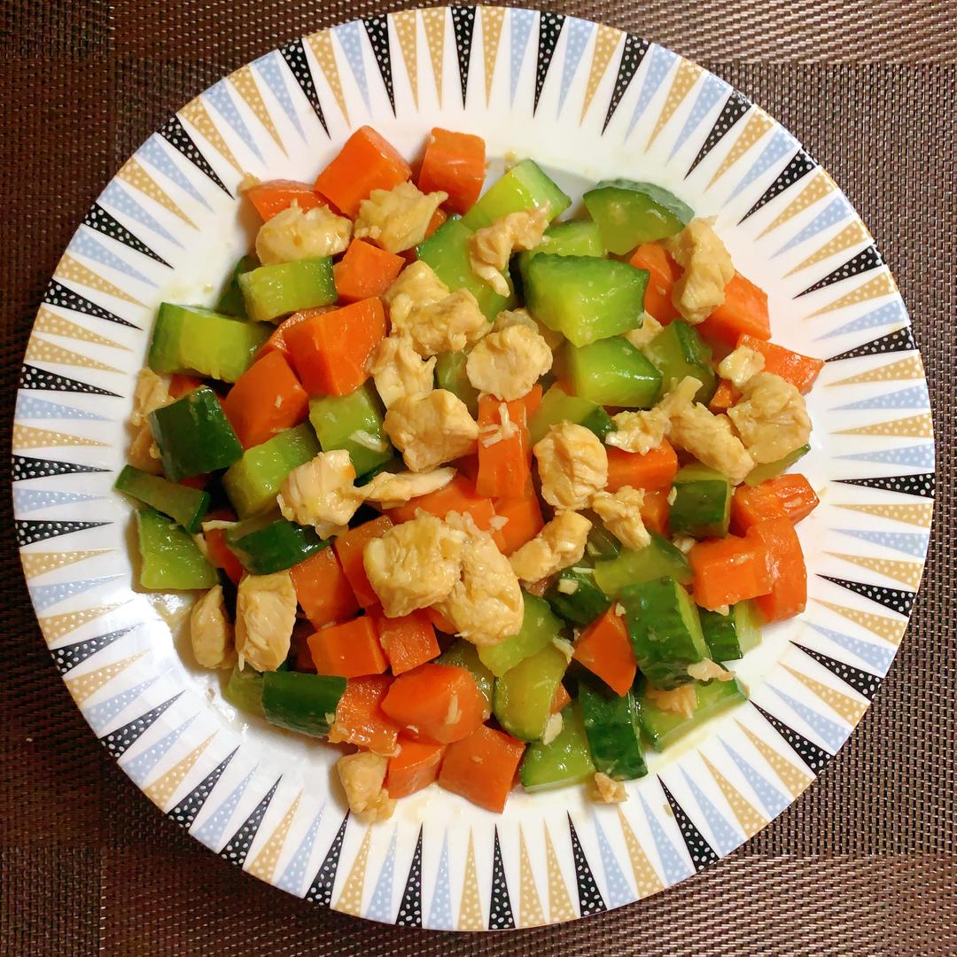 减肥快手菜-鸡胸肉黄瓜胡萝卜丁的做法