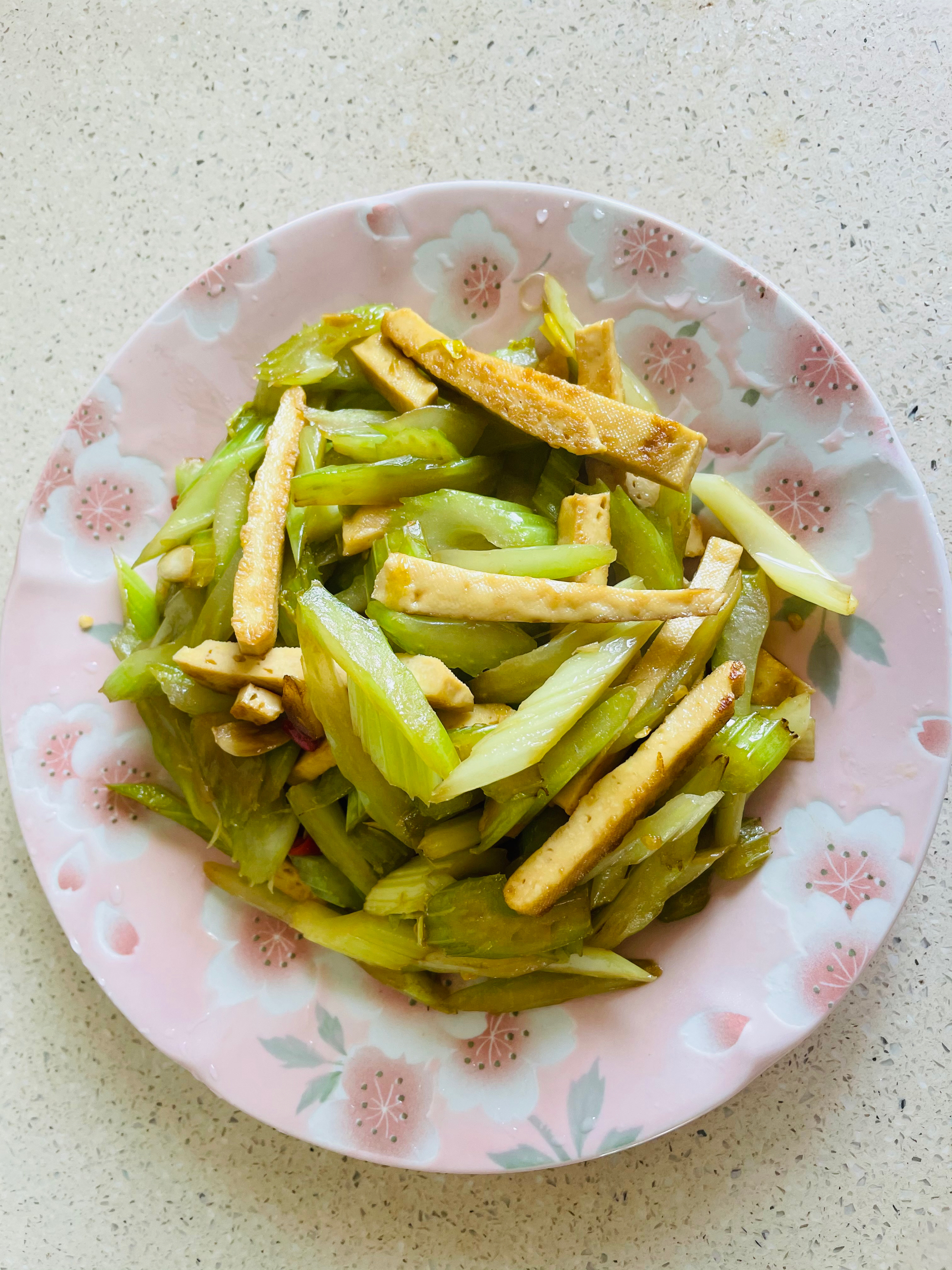 午餐晚餐简单快手下饭菜芹菜炒香干