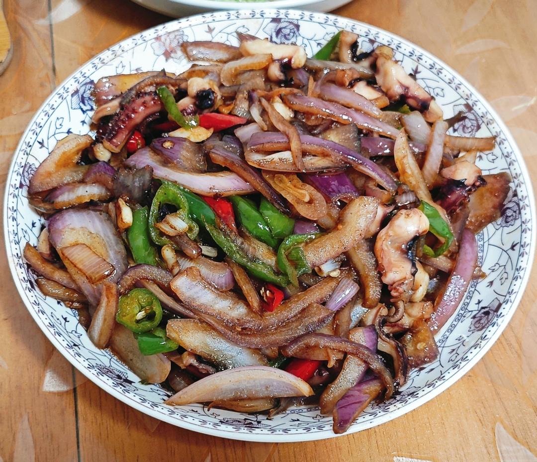 爆炒鱿鱼须，加上这一步，可以与铁板鱿鱼媲美