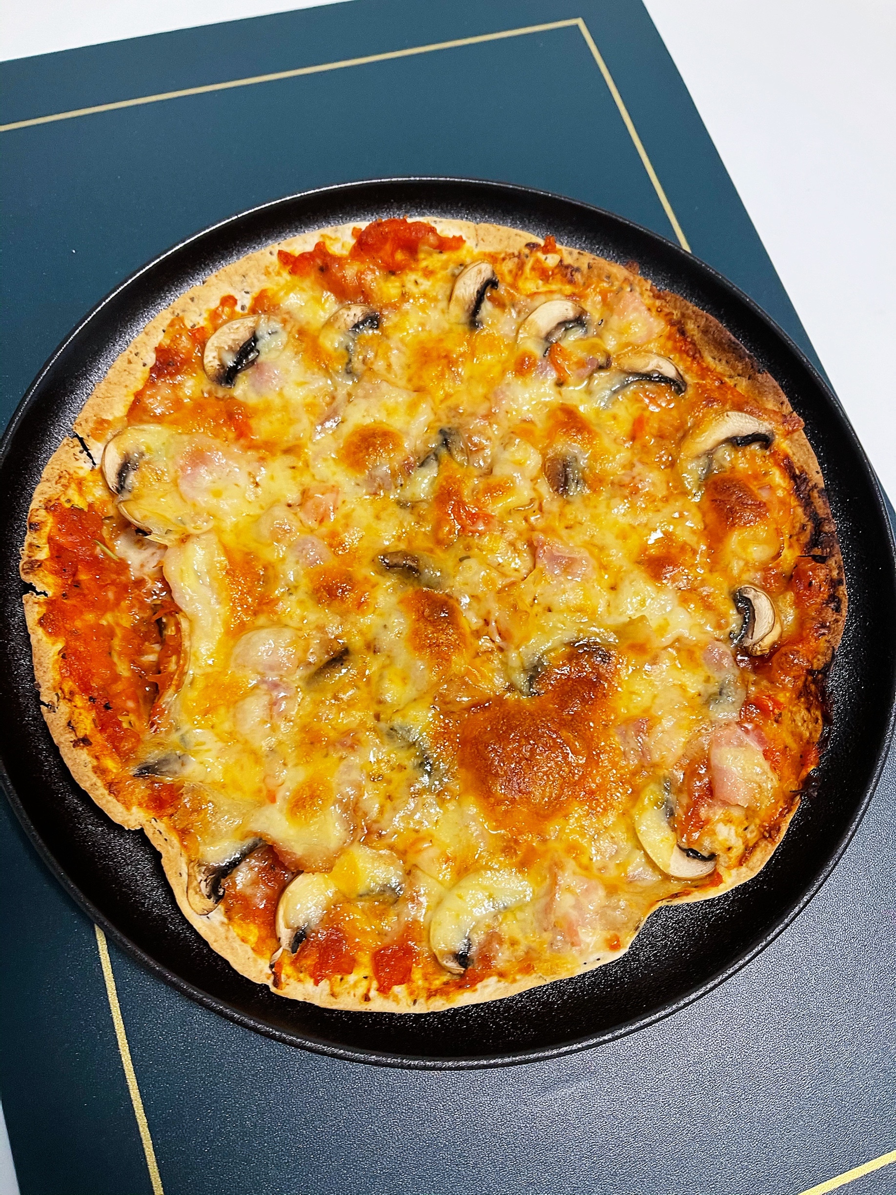 超简单的培根蘑菇薄底披萨