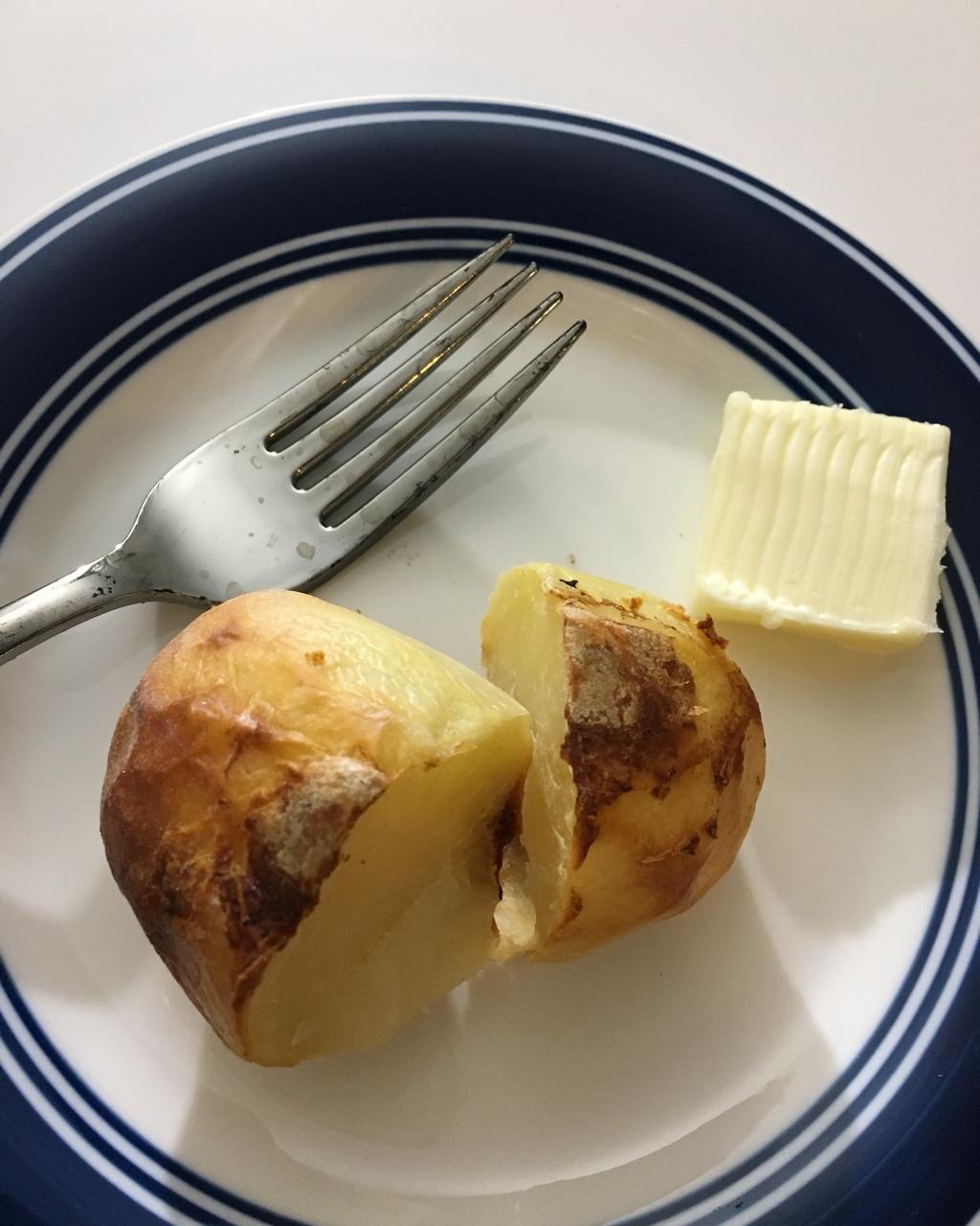 犟妈学烧菜做的科达·布莱克的超快手烤土豆(微波炉/烤箱)