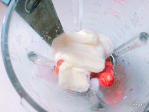 超级简单比甜品还好喝的草莓酸奶奶昔的做法 步骤1