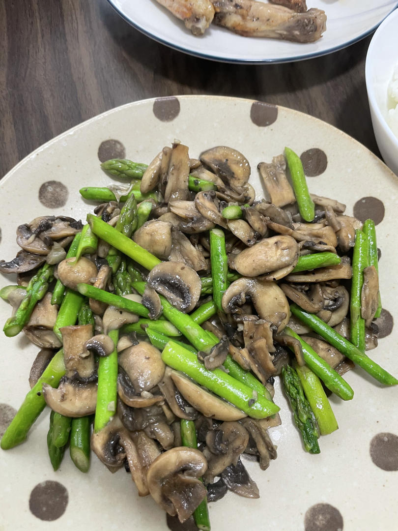 芦笋炒蘑菇