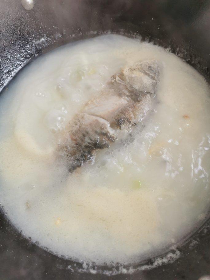 清炖鲫鱼汤 三个关键步骤让你轻松炖出汤浓味鲜色白似奶的鲫鱼汤