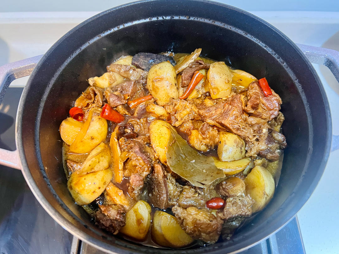 铸铁锅土豆炖牛肉