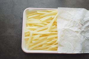 欧芹海盐烤薯条Chips with Parsley Salt——北鼎烤箱食谱的做法 步骤2
