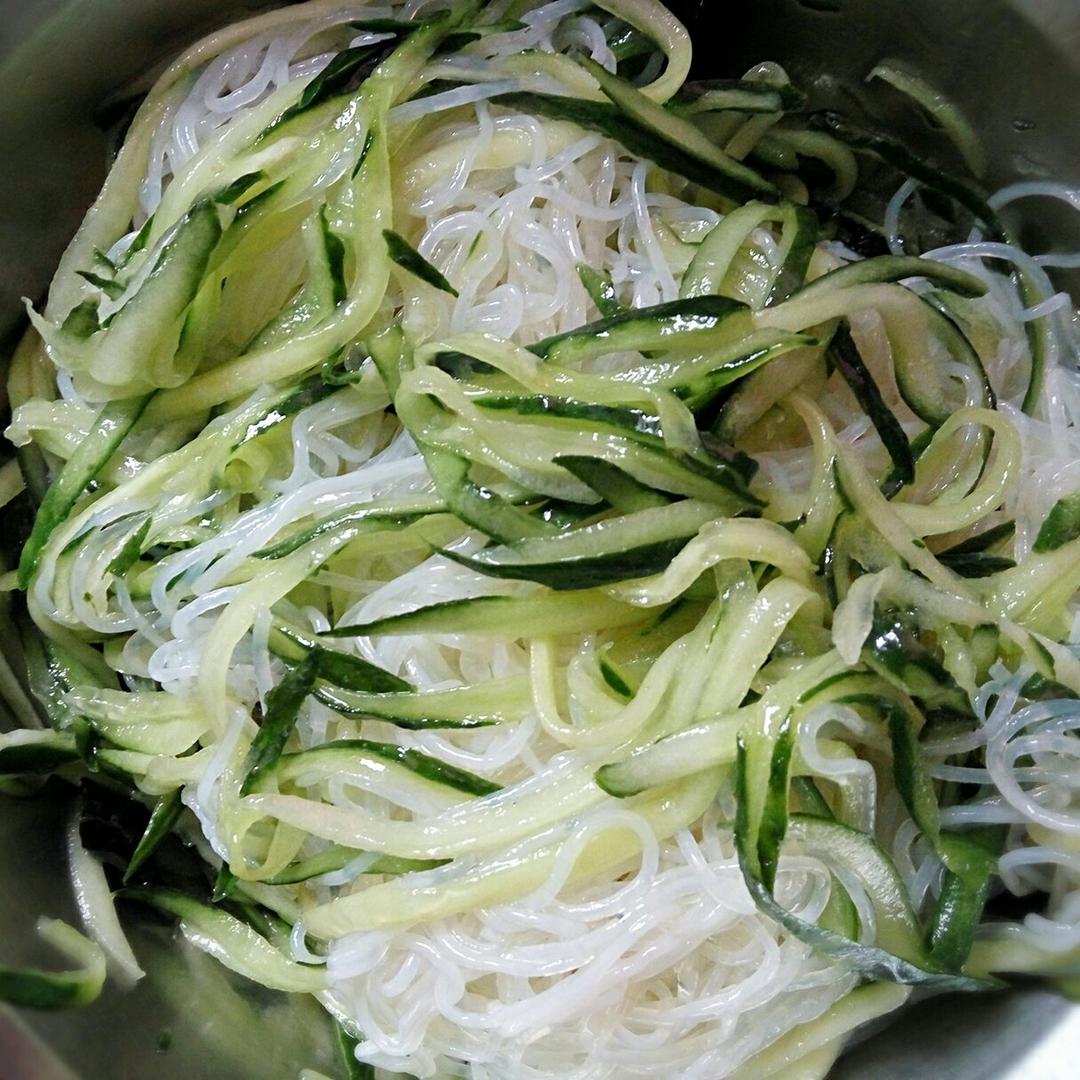 那时的月亮做的黄瓜拌粉丝