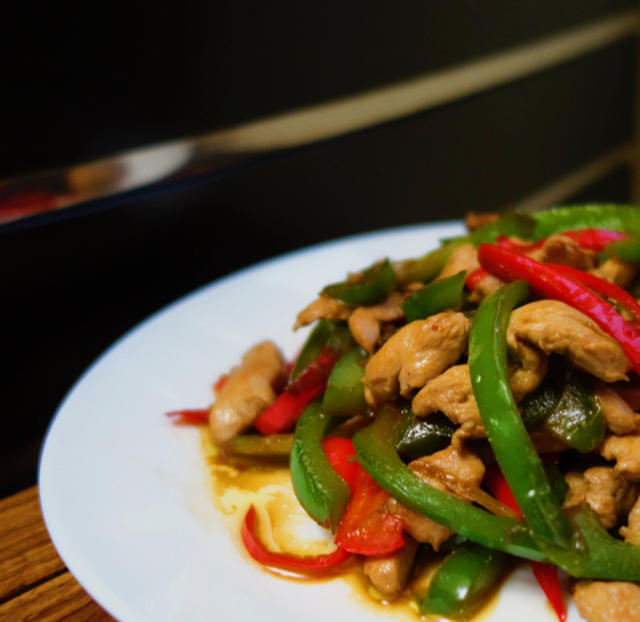 佳佳是大侠做的把鸡肉炒的嫩嫩的:青椒溜鸡片