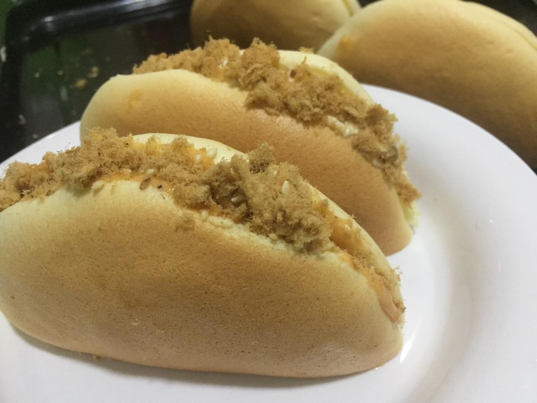 宛妍做的肉松元宝蛋糕