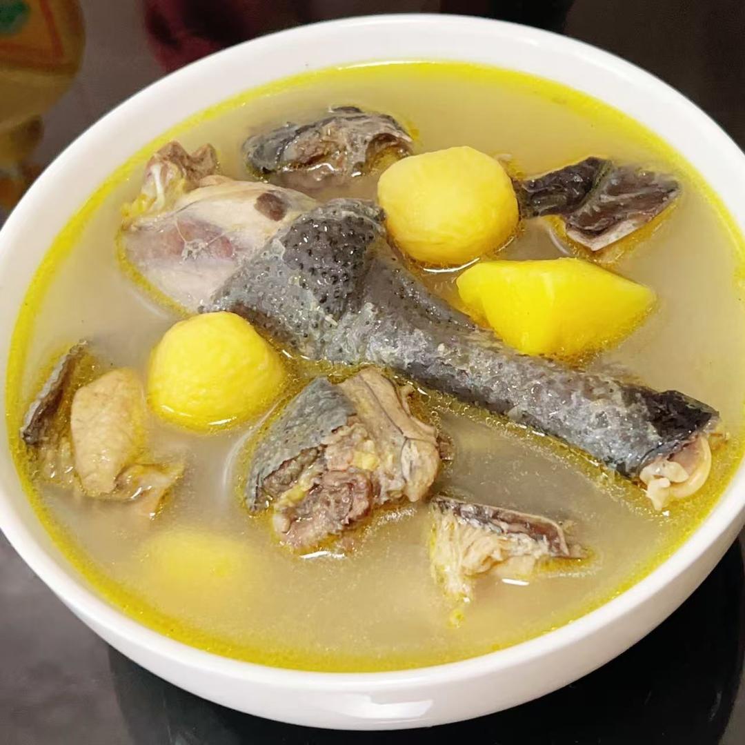 板栗黄萝卜老种乌鸡汤(乌皮老母鸡汤)
